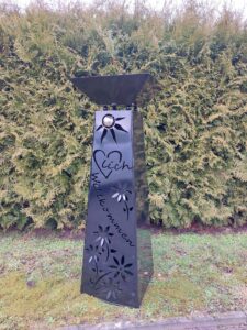 Säule in Schwarz glänzend
