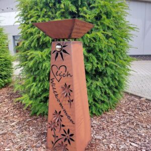 RS100 Konische Edelrost Säule "Herz(motiv)-lich Willkommen mit Blumenranke unter Edelstahlsonne"