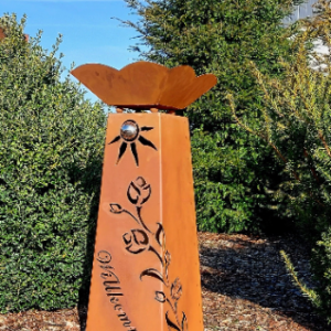 RS107 Konische Edelrost Säule_80cm "Tulpenranke mit Willkommen" unter Edelstahlsonne