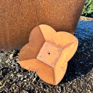 S11_B XL Rostschale mit herzförmigen Kanten
