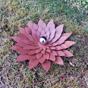 SR001 Seerose Edelrost Skulptur mit Edelstahlkugel